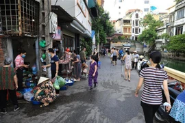 Các chợ cóc, chợ tạm như thế này tại địa bàn Hà Nội đã cơ bản dừng hoạt động từ ngày 25/7. (Nguồn: TTXVN)