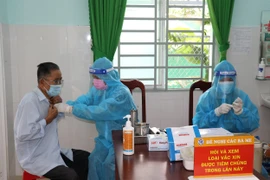  Nhóm nguy cơ cao là người lớn tuổi được ưu tiên tiêm mũi 3 vaccine phòng COVID-19. (Ảnh: Hữu Chí/TTXVN)