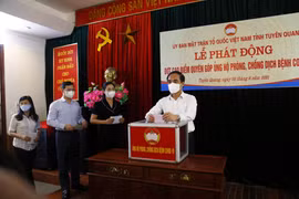 Đại diện lãnh đạo tỉnh ủy, UBND tỉnh cùng các ban, sở, ngành quyên góp ủng hộ phòng, chống dịch COVID-19. (Ảnh: Nam Sương/TTXVN)