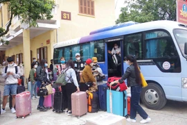 Các công dân hoàn thành thời gian cách ly trở về địa phương. (Ảnh: Đinh Tuấn/TTXVN)