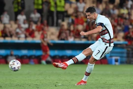 Pha sút bóng của tiền đạo Bồ Đào Nha Cristiano Ronaldo trong trận gặp tuyển Bỉ ở vòng 16 đội, chung kết EURO 2020 tại Seville, Tây Ban Nha ngày 27/6/2021. (Ảnh: AFP/TTXVN)