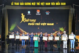 Uỷ viên Bộ Chính trị, Thường trực Ban Bí thư Võ Văn Thưởng và đồng chí Nguyễn Anh Tuấn, Uỷ viên Trung ương Đảng, Bí thư thứ nhất Trung ương Đoàn, Chủ tịch Trung ương Hội Liên hiệp thanh niên Việt Nam, Chủ tịch Hội đồng Giải thưởng Gương mặt trẻ Việt Nam t