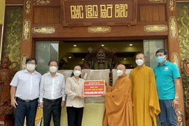 Hòa thượng Thích Thiện Nhơn, Chủ tịch Hội đồng Trị sự Giáo hội Phật giáo Việt Nam trao tặng 6 máy thở đa năng trị giá hơn 4 tỷ đồng của Trung ương Giáo hội Phật giáo Việt Nam tặng Thành phố Hồ Chí Minh cho bà Nguyễn Thị Lệ, Phó Bí thư Thành ủy, Chủ tịch H