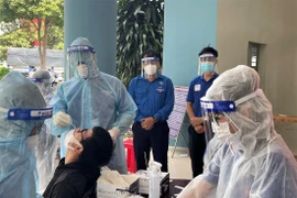 Nhân viên y tế lấy mẫu test nhanh "quét" F0. (Ảnh: TTXVN phát)