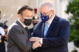 Tổng thống Pháp Emmanuel Macron (trái)và Thủ tướng Australia Scott Morrison. (Nguồn: Reuters)