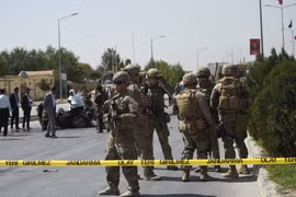 Binh sỹ Mỹ và Afghanistan điều tra tại hiện trường một vụ đánh bom xe ở Kabul, Afghanistan, ngày 24/9/2017. (Ảnh: AFP/TTXVN)