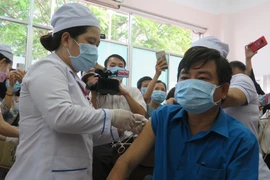 Tiêm vaccine ngừa COVID-19 cho các đối tượng ưu tiên tại Cần Thơ. (Ảnh: Ánh Tuyết/TTXVN)