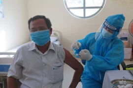 Tiêm vaccine ngừa COVID-19 cho người dân. (Ảnh: Xuân Triệu/TTXVN)