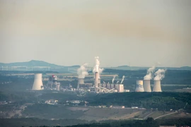 Mỏ than Turow nhìn từ làng Vitkov, CH Séc. (Ảnh: AFP/TTXVN)