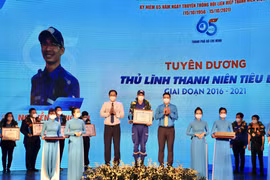 Tuyên dương “Thủ lĩnh Thanh niên thành phố” tiêu biểu giai đoạn 2016-2021. (Ảnh: Hồng Giang/TTXVN)