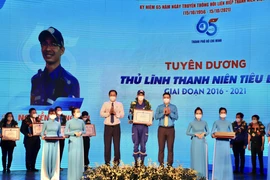 Tuyên dương “Thủ lĩnh Thanh niên thành phố” tiêu biểu giai đoạn 2016-2021. (Ảnh: Hồng Giang/TTXVN)