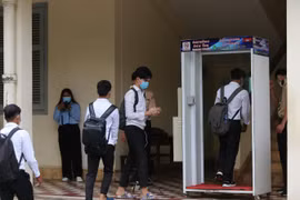 Học sinh trường Trung học Preah Yukunthor, Phnom Penh thực khử khuẩn trước khi lên lớp học. (Ảnh: Vũ Hùng/TTXVN)