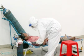 Bác sỹ thăm khám bệnh nhân nhiễm COVID-19. (Ảnh: Xuân Khu/TTXVN)