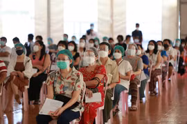 Người dân chờ tiêm vaccine ngừa COVID-19 tại Yangon, Myanmar ngày 1/9/2021. (Ảnh: THX/TTXVN)