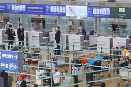 Hành khách mắc kẹt tại sân bay Gimpo ở Seoul, Hàn Quốc sau sự cố máy tính khiến hàng loạt chuyến bay bị hoãn hủy ngày 12/11/2021. (Ảnh: Yonhap/TTXVN)