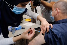 Tiêm vaccine phòng COVID-19 tại Tel Aviv, Israel. (Ảnh: THX/TTXVN)