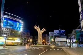 Vòng xoay Đèn 4 Ngọn không bóng người trong thời gian áp dụng giãn cách theo Chỉ thị 16. (Ảnh: Thanh Sang/TTXVN)