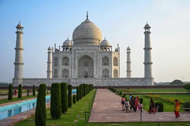 Du khách tham quan đền Taj Mahal ngày 16/6/2021. (Ảnh: AFP/TTXVN)