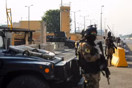 Cảnh sát chống khủng bố gác bên ngoài Đại sứ quán Mỹ ở thủ đô Baghdad, Iraq. (Ảnh: AFP/TTXVN)