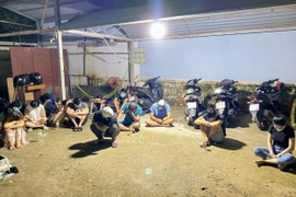 Các đối tượng liên quan tại hiện trường. (Ảnh: TTXVN phát)