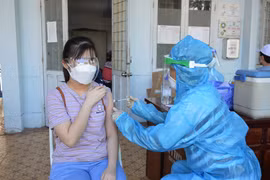 Tiêm vaccine phòng COVID-19 cho học sinh Trường Trung học Cơ sở Kim Hồng (thành phố Cao Lãnh). (Ảnh: Nhựt An/TTXVN)