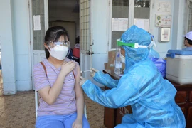 Tiêm vaccine phòng COVID-19 cho học sinh Trường Trung học Cơ sở Kim Hồng (thành phố Cao Lãnh). (Ảnh: Nhựt An/TTXVN)