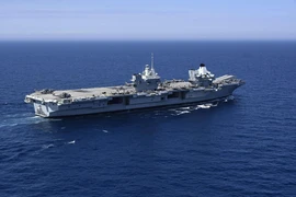 Tàu sân bay Hoàng gia Anh HMS Queen Elizabeth tham gia một cuộc diễn tập quân sự ở ngoài khơi thành phố Toulon, Đông Nam nước Pháp ngày 3/6/2021. (Ảnh: AFP/TTXVN)