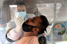 Nhân viên y tế lấy mẫu xét nghiệm COVID-19 cho người dân tại Amritsar, Ấn Độ. (Ảnh: THX/TTXVN)