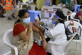 Nhân viên y tế tiêm vaccine ngừa COVID-19 cho người dân tại Hyderabad, Ấn Độ. (Ảnh: AFP/TTXVN)