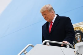 Ông Donald Trump khi còn là Tổng thống Mỹ rời chuyên cơ Không lực 1 tại Harlingen, bang Texas ngày 12/1/2021. (Ảnh: AFP/TTXVN)