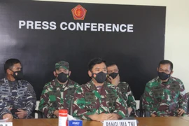Tư lệnh Quân đội Indonesia, Nguyên soái Hadi Tjahjanto (giữa) phát biểu tại cuộc họp báo ở Denpasar ngày 24/4/2021. (Ảnh: AFP/TTXVN)