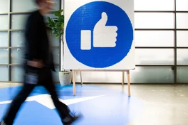 Biểu tượng "Like" tại trụ sở của Facebook ở bang California, Mỹ. (Ảnh: AFP/TTXVN)