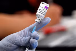 Vaccine ngừa COVID-19 của hãng dược phẩm AstraZeneca. (Ảnh: AFP/TTXVN)