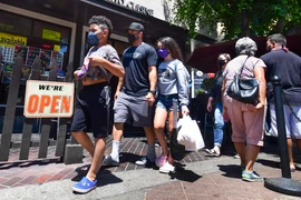 Người dân đeo khẩu trang phòng dịch COVID-19 tại New York, Mỹ. (Ảnh: AFP/TTXVN)