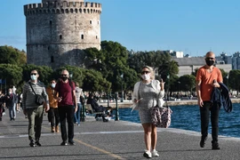 Người dân đeo khẩu trang phòng dịch COVID-19 tại Thessaloniki, Hy Lạp. (Ảnh: AFP/TTXVN)