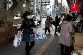  Người dân đeo khẩu trang phòng lây nhiễm COVID-19 tại Tokyo, Nhật Bản, ngày 5/3/2021. (Ảnh: AFP/TTXVN)