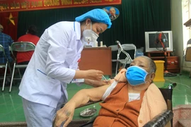 Tiêm vaccine cho người lớn tuổi tại bệnh viện đa khoa quận Ngô Quyền. (Ảnh: An Đăng/TTXVN)