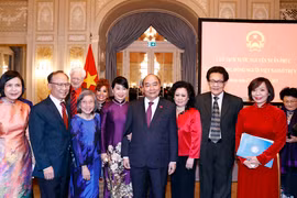 Chủ tịch nước Nguyễn Xuân Phúc và cộng đồng người Việt Nam ở Thuỵ Sỹ. (Ảnh: Thống Nhất/TTXVN)