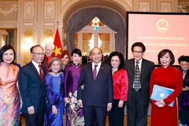 Chủ tịch nước Nguyễn Xuân Phúc và cộng đồng người Việt Nam ở Thuỵ Sỹ. (Ảnh: Thống Nhất/TTXVN)