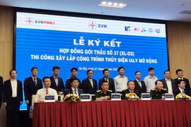 Các nhà thầu ký kết triển khai đầu tư xây dựng gói thầu 37 thủy điện Ialy mở rộng với chủ đầu tư. (Nguồn: tuoitre.vn)