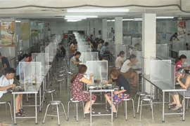 Công ty Hansol vina có 4.000 công nhân đã đầu tư khu ăn uống có vách ngăn tránh lây nhiễm bệnh. (Ảnh: TTXVN phát)