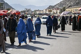 Phụ nữ trên đường phố tại Kabul, Afghanistan, ngày 29/10/2021. (Ảnh: AFP/TTXVN)