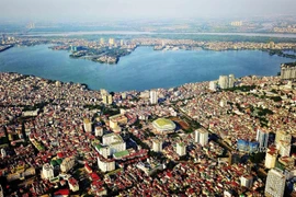 Hồ Tây (quận Tây Hồ) là hồ nước tự nhiên lớn nhất ở nội thành, diện tích chừng 500ha, nhìn từ góc độ này hồ Tây giống như lá phổi lớn mang lại bầu không khí trong sạch cho Thủ đô. (Ảnh: Thành Đạt/TTXVN)