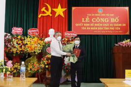 Ủy viên Bộ Chính trị, Chánh án Tòa án nhân dân tối cao Nguyễn Hòa Bình trao Quyết định điều động, bổ nhiệm ông Trần Huy Đức. (Ảnh: Phạm Cường/TTXVN)