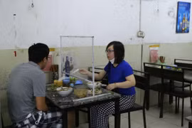 Dich vụ ăn uống được mở lại tại nhiều địa phương sau thời gian tạm nghỉ khi áp dụng chỉ thị 16. (Ảnh: Hoàng Hiếu/TTXVN)
