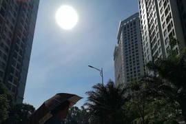 Tiếp xúc quá lâu với tia cực tím sẽ gây tổn thương và có nguy cơ dẫn đến ung thư da, gây ra ức chế hệ thống miễn dịch. (Ảnh: Thanh Tùng/TTXVN)