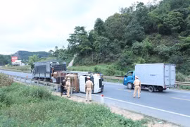 Lực lượng Cảnh sát giao thông xử lý vụ tai nạn giao thông trên QL 1A thuộc địa bàn huyện Cao Lộc, tỉnh Lạng Sơn (ngày 5/7/2021). (Ảnh: Anh Tuấn - TTXVN) 