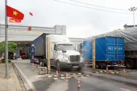 Phun khử khuẩn tự động cho các phương tiện vận tải hàng hóa khi trở về Việt Nam tại cửa khẩu Chi Ma, Lạng Sơn. (Ảnh: Thái Thuần/TTXVN)