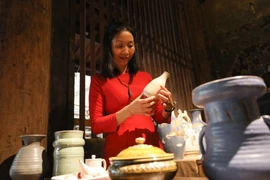 Trưng bày, giới thiệu nghề gốm truyền thống. (Ảnh: Thanh Tùng/TTXVN)