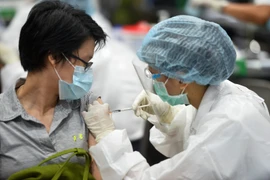 Nhân viên y tế tiêm vaccine phòng COVID-19 cho người dân tại Bangkok, Thái Lan, ngày 7/6/2021. (Ảnh: THX/TTXVN)